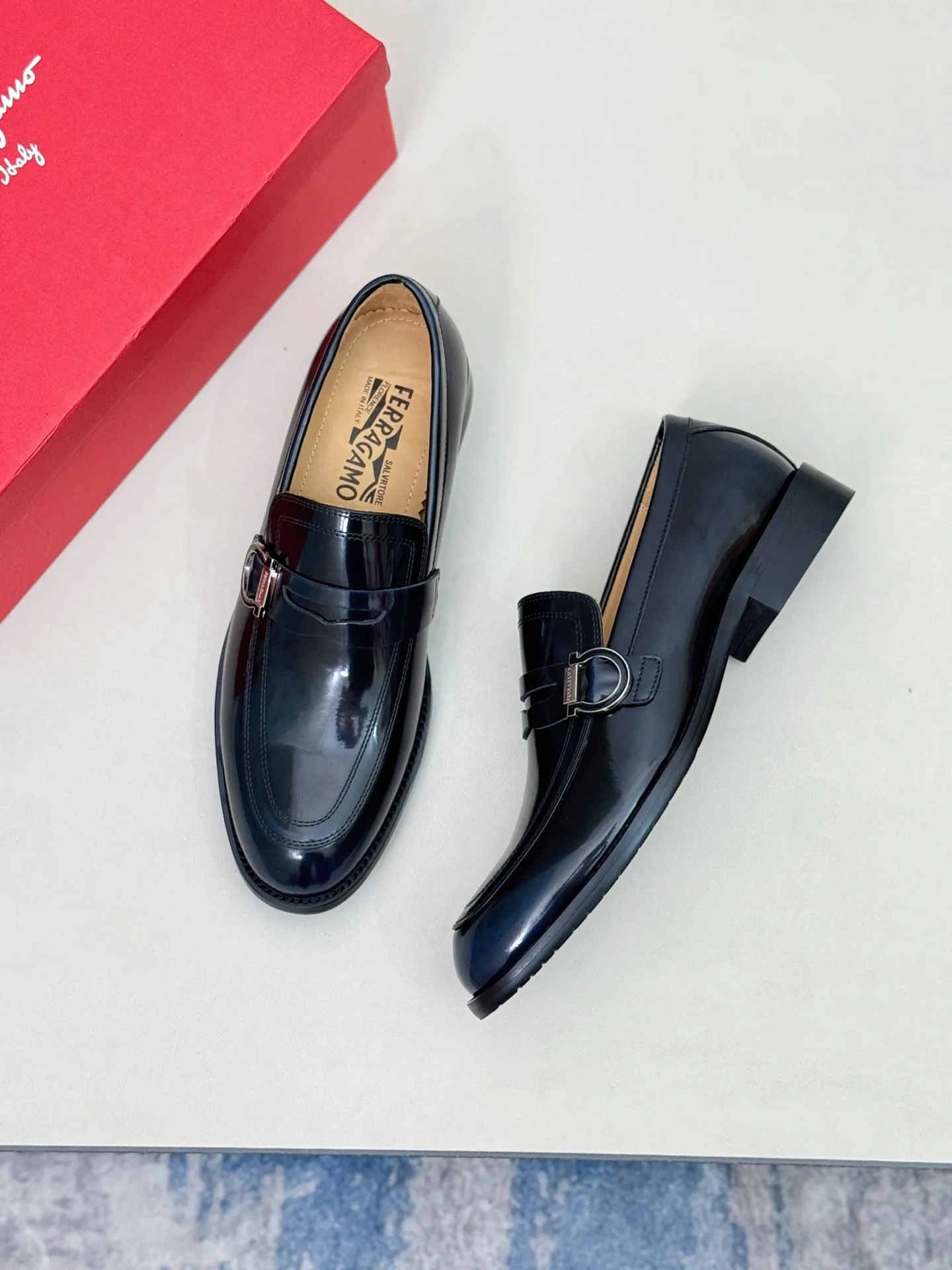 [Ferragamo] P: 560💰 Number of yards: 38~44 (45 orders are non-returnable) Ferragam's new men's formal leather shoes, the fabric is made of imported cowhide, with visible texture, heavy-duty stitching, dyed calfskin inside, standard logo cowhide feet, big-name experience, soft and comfortable on the feet, a men's favorite, special non-slip and wear-resistant rubber soles, easy to handle various occasions, with original box packaging!